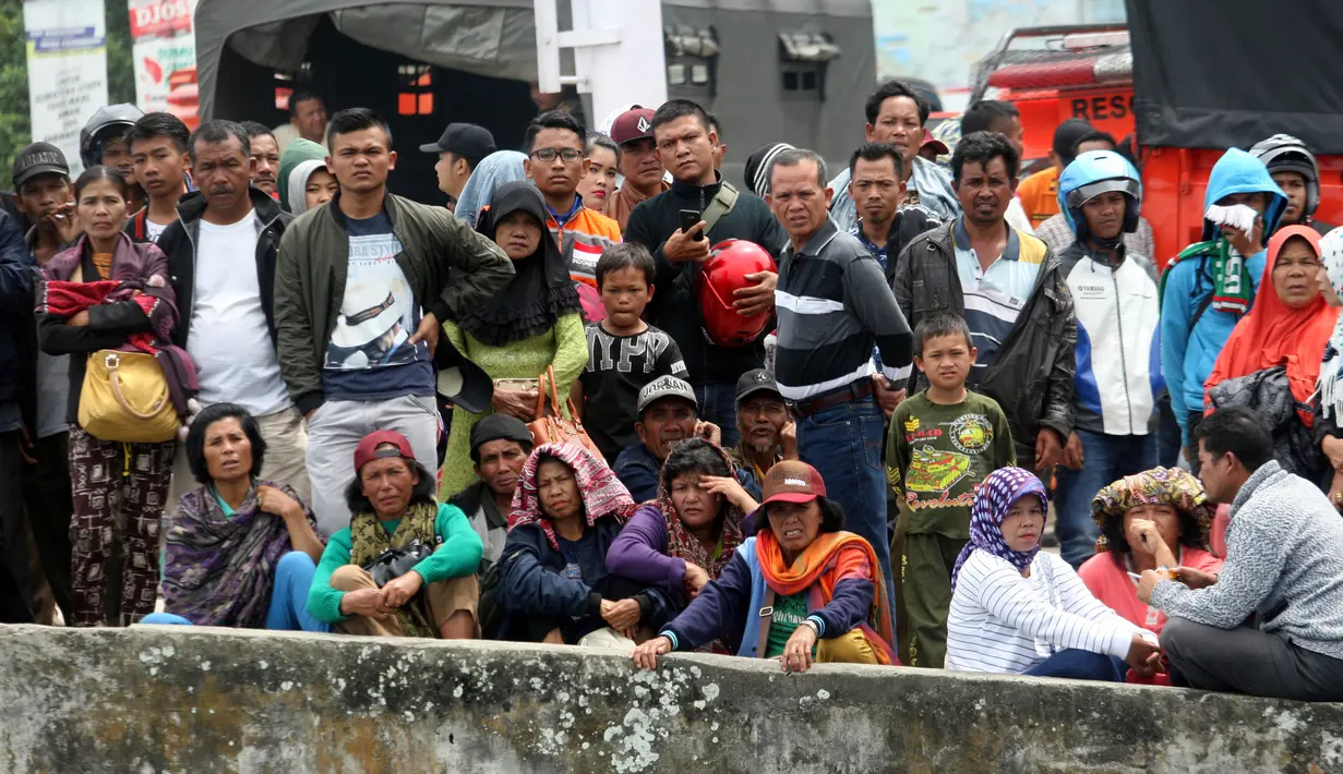 Kerabat penumpang menunggu proses pencarian yang dilakukan tim SAR terhadap korban tenggelamnya KM Sinar Bangun di pelabuhan feri Danau Toba, Sumatera Utara, Rabu (20/6). Hingga hari ketiga proses pencarian korban terus dilakukan. (AP/Binsar Bakkara)