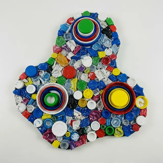 Dekorasi Rumah dari Botol dan Tutup Plastik (Image by Gemini AI)
