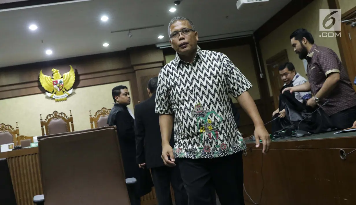 Terdakwa dugaan suap proyek sistem penyediaan air minum (SPAM) di Kementerian PUPR, Anggiat Partunggal Nahot Simaremare usai menjalani sidang perdana di Pengadilan Tipikor, Jakarta, Rabu (15/5/2019). Sidang mendengar pembacaan dakwaan dari Jaksa KPK. (Liputan6.com/Helmi Fithriansyah)