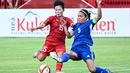 <p>Nguyen Thi Bich Thuy dari Vietnam (kiri) berebut bola dengan kapten Filipina Hali Long dalam cabang olahraga sepak bola putri Sea Games e-32 di Phnom Penh, Kamboja, Selasa (9/5/2023). (NHAC NGUYEN / AFP)</p>