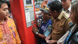 Juru parkir menunjukan cara penggunaan mesin TPE kepada Wagub DKI Jakarta, Djarot Saiful Hidayat, Jakarta, Senin (24/10). Pemprov DKI resmi menerapkan sistem pembayaran parkir pinggir jalan (on street) dengan TPE. (Liputan6.com/Yoppy Renato)
