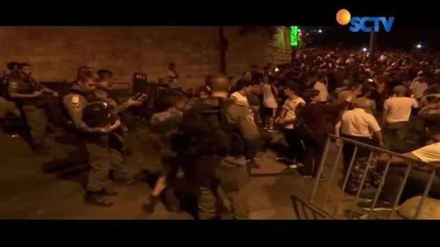 Meski Israel telah mencabut alat detektor logam di kawasan Al-Aqsha, warga Palestina masih sulit beribadah di masjid tersebut.