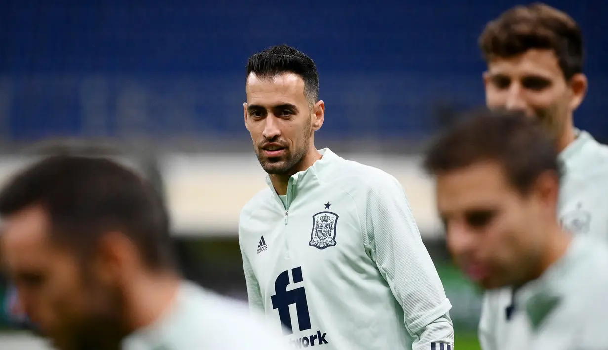 Kali ini kedatangan Sergio Busquets dan kawan-kawan ke San Siro bukan hanya untuk memenangkan laga namun sekaligus membayar kekalahan sebelumnya di Piala Eropa 2020. (AFP/Franck Fife)