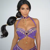 Usai tragedi perampokan yang menimpa dirinya di Paris, Kim Kardashian memang sempat menenangkan diri. Perlahan, ia mulai bisa hidup seperti biasa. Terlihat bersama keluarganya Kim merayakan Halloween dengan kostum Jasmine. (doc.People)