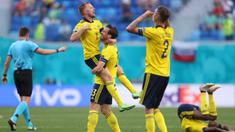 Timnas Swedia merayakan kemenangan pertama mereka di fase grup Euro 2020 setelah menang tipis 1-0 atas lawannya Slovakia di Stadion Krestovsky, Saint Petersburg, Rusia pada Jumat (18/06/2021) malam WIB. (Foto: AP/Pool/Lars Baron)