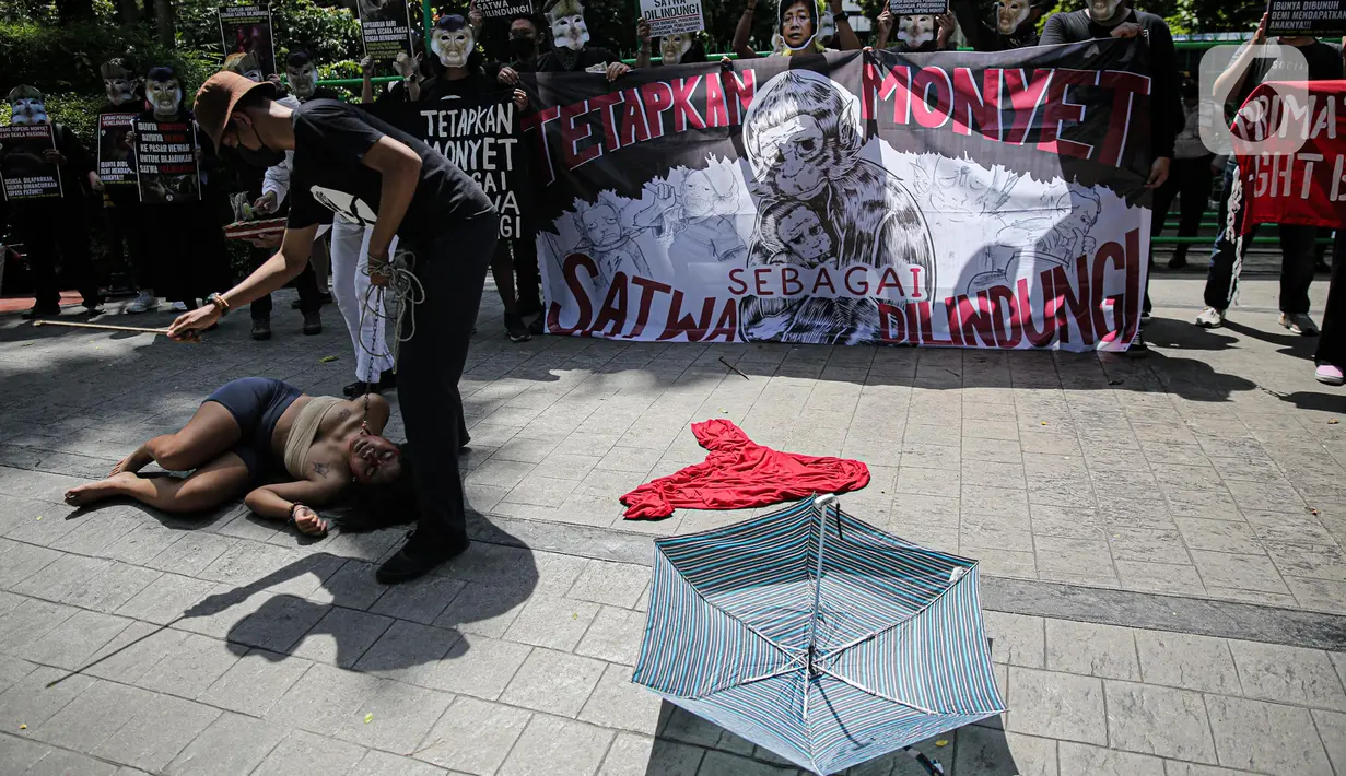 Massa yang tergabung dalam Koalisi Primates Fight Back menggelar teatrikal saat melakukan aksi di depan Kantor Kementerian Lingkungan Hidup dan Kehutanan, Jakarta, Senin (12/12/2022). Dalam aksinya mereka mendesak pemerintah untuk menetapkan monyet sebagai satwa dilindungi. (Liputan6.com/Faizal Fanani)