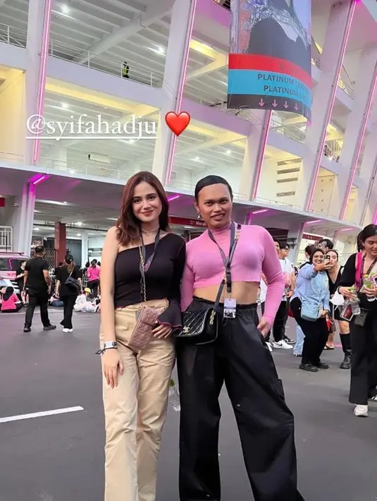 Syifa Hadju berpose bersama Wanda Hara mengenakan one sleeve top warna hitam dan long pants warna krem. @wandahara.
