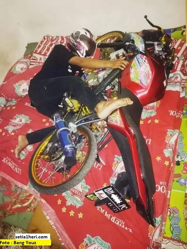 Bikers 'Ngelonin' Motornya di Kasur (Istimewa)