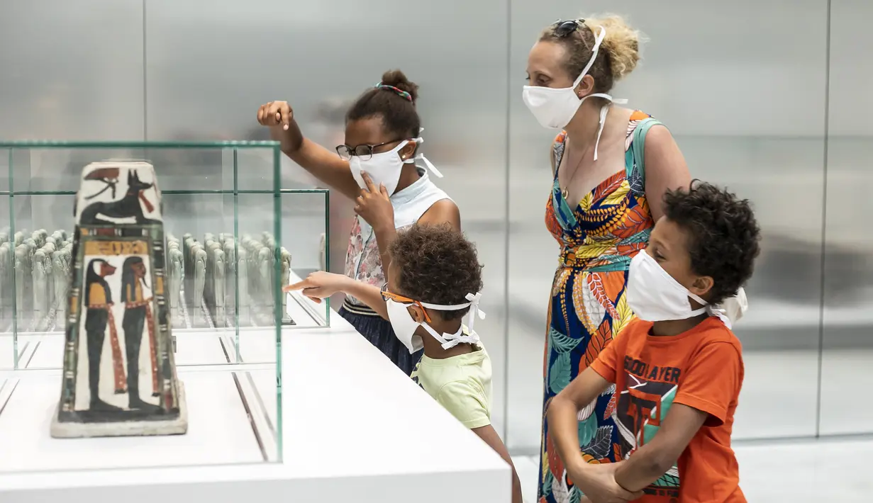 Para pengunjung mengenakan masker saat mengunjungi Museum Louvre Lens di Lens, Prancis, Rabu (3/6/2020). Memasuki fase kedua dalam pelonggaran kebijakan lockdown, Prancis mengizinkan museum-museum untuk menerima pengunjung. (Xinhua/Sebastien Courdji)
