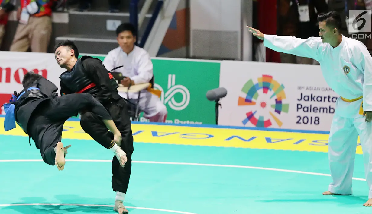 Pesilat Indonesia, Abdul Malik saat bertarung melawan Pesilat Vietnam, Dinh Tuan Nguyen di Arena Pendopo Pencak Silat TMII, Jakarta, Kamis (23/8). Pesilat Abdul Malik unggul dengan skor 3-1 di kelas 50-55 kg. (Liputan6.com/Fery Pradolo)