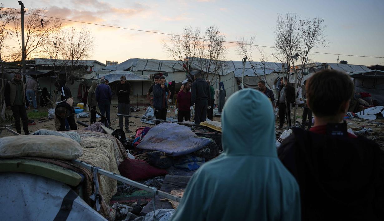 Warga Palestina yang mengungsi memeriksa kerusakan akibat serangan tentara Israel di kamp tenda mereka di Deir al-Balah, Jalur Gaza, Rabu 29 Oktober 2025. Di sisi lain, Pemerintah Israel mengatakan serangan ini adalah respons terhadap apa yang mereka sebut sebagai pelanggaran gencatan senjata yang dilakukan Hamas dengan tidak menyerahkan jenazah 13 tawanan lainnya yang masih berada di Gaza. (AP Photo/Abdel Kareem Hana)