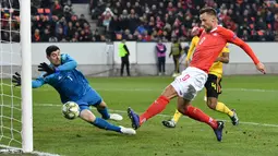 Bomber timnas Swiss Haris Saferovic menjadi bintang dengan tiga gol yang berhasil disarangkan ke gawang Belgia pada laga Nations League yang berlangsung di stadion Swissporarena, Senin (19/11). Timnas Swiss menang 5-2. (AFP/Fabrice Coffrini)
