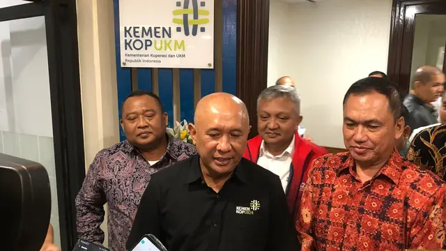 Menteri Koperasi dan Usaha Kecil dan Menengah (MenkopUKM) Teten Masduki di kantor KemenkopUKM, Senin (19/2/2024). (Foto: Liputan6.com/Tira Santia)