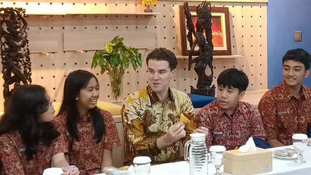 Diskusi santai antara Anggota Parlemen Australia, Tim Watts, dan 12 peserta program pertukaran pelajar