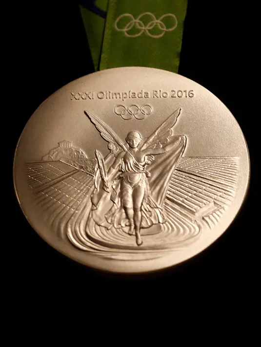 Medali perak Olimpiade 2016 saat diluncurkan di Rio de Janeiro, Brasil (14/6). Menurut penyelenggara, medali tersebut di desain berdasarkan kekuatan alam dan mewakili kekuatan pahlawan Olimpiade. (REUTERS/ Sergio Moraes)