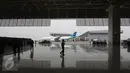 Suasana di dalam bengkel pesawat atau hanggar terbesar di dunia milik PT Garuda Maintenance Facility di area Bandara Soekarno-Hatta, Tangerang, Senin (28/9). Pembangunan hanggar ini menelan biaya puluhan juta dolar AS.(Liputan6.com/Angga Yuniar)