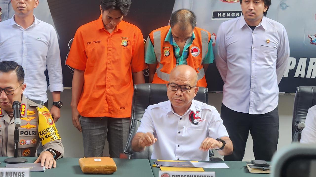 Dirres Narkoba Polda Metro Jaya, Kombes Pol Hengki saat melakukan konferensi pers terkait menangkap kurir narkoba.