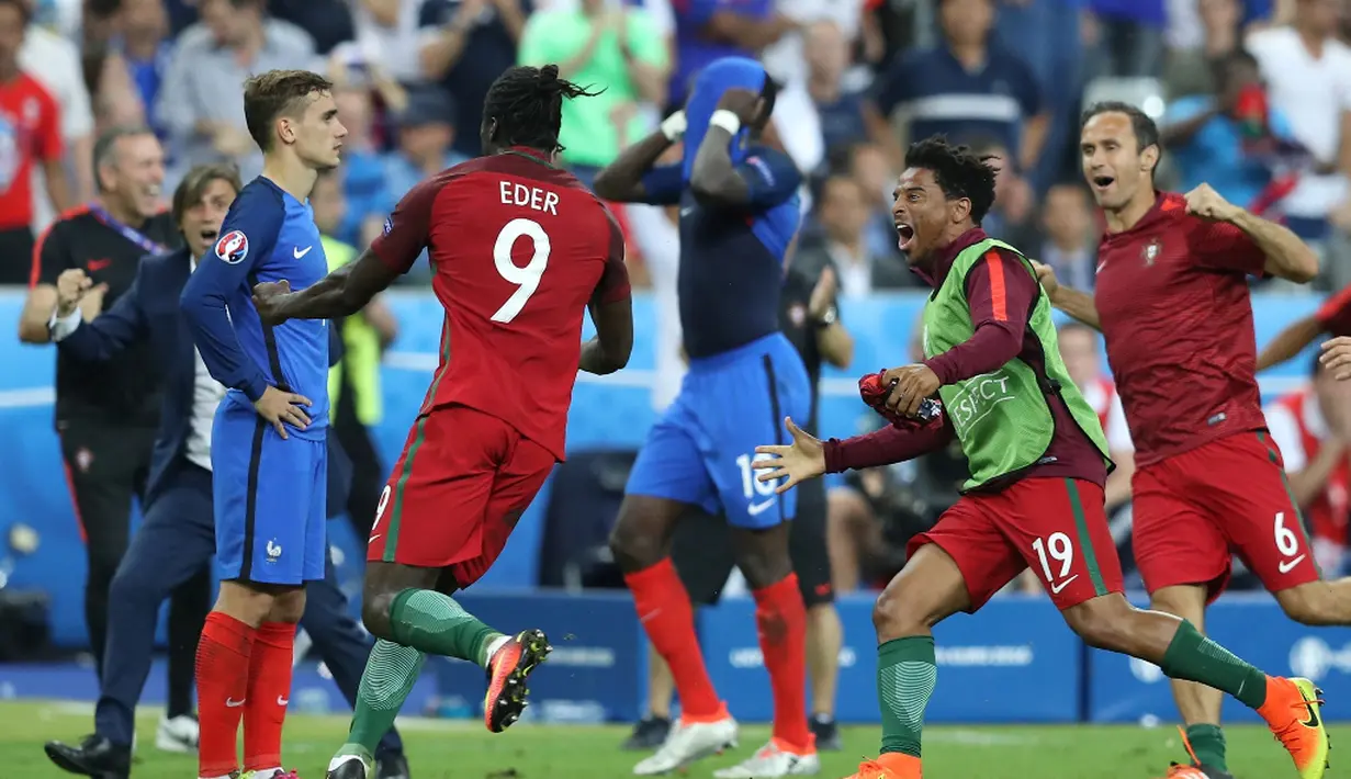 Kekecewaan pemain Prancis setelah pemain Portugal, Eder, setelah mencetak gol kemenangan pada laga final Piala Eropa 2016 di Stade de France, Saint-Denis, Senin (11/7/2016) dini hari WIB. (AFP/Valery Hache)