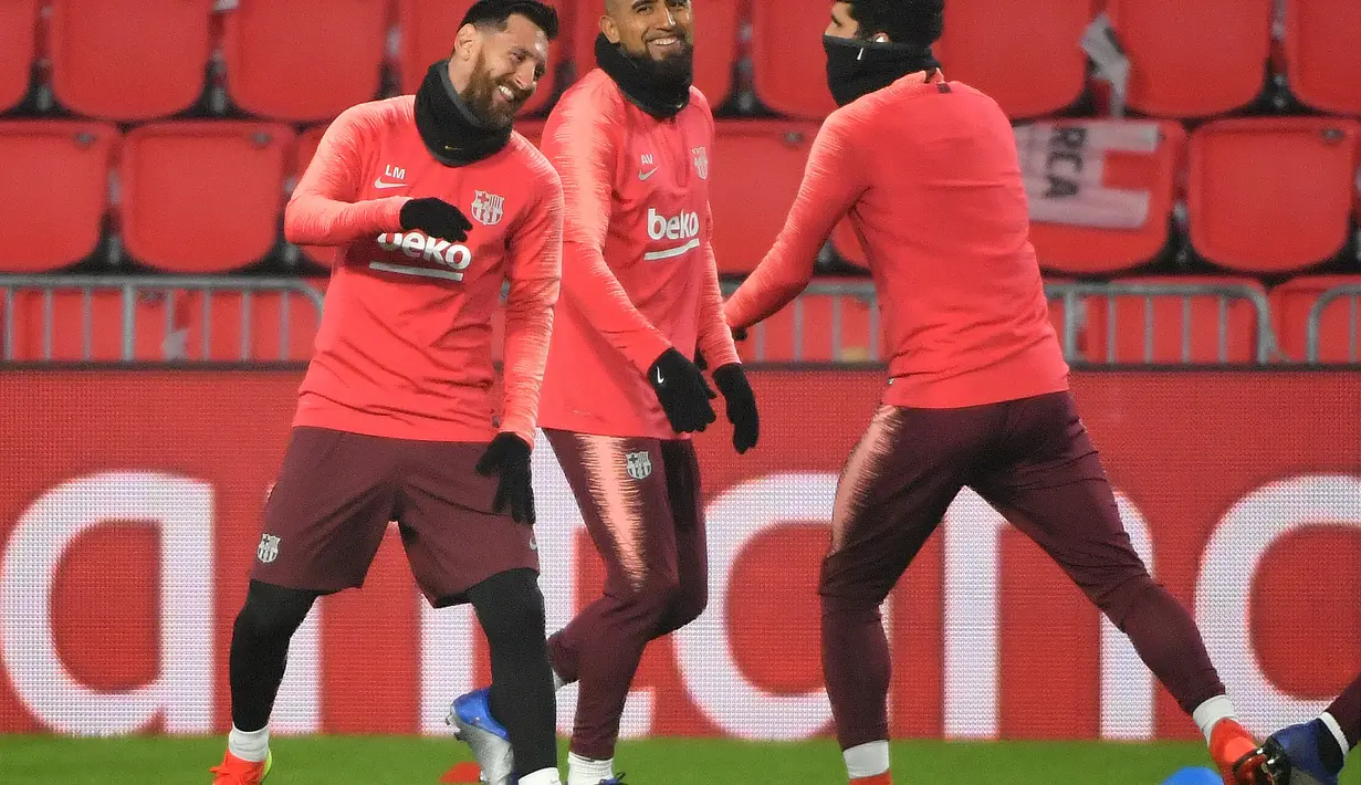 Lionel Messi dan Arturo Vidal tampak menikmati saat latihan berlangsung jelang digelarnya laga lanjutan Grup B Liga Champions kontra PSV Eindhoven, Rabu (28/11). Dalam laga kali ini Luis Suarez diragukan tampil karena cedera. (AFP/Emmanuel Dunand)