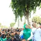 Gus Yahya melepas jalan santai sambut Hari Santri. (Dian Kurniawan/Liputan6.com)