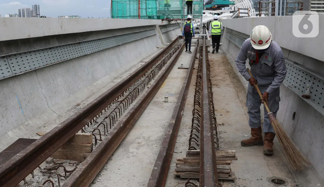 Pekerja beraktivitas di area Jembatan Bentang Panjang Dukuh Atas LRT Jabodebek, Jakarta, Minggu (29/11/2020). Saat ini progres pembangunan LRT Jabodebek sudah mencapai 79,52 persen dan ditarget akan beroperasi pada pertengahan 2022. (Liputan6/Helmi Fithriansyah)