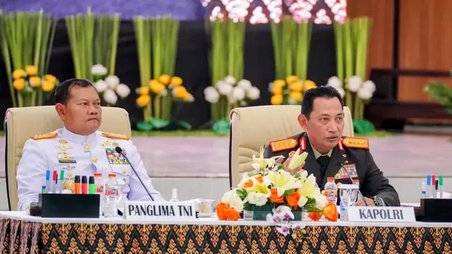 Kapolri Jenderal Listyo Sigit Prabowo (kanan) dan Panglima TNI Laksamana Yudo Margono (Nur Habibie/Merdeka.com)