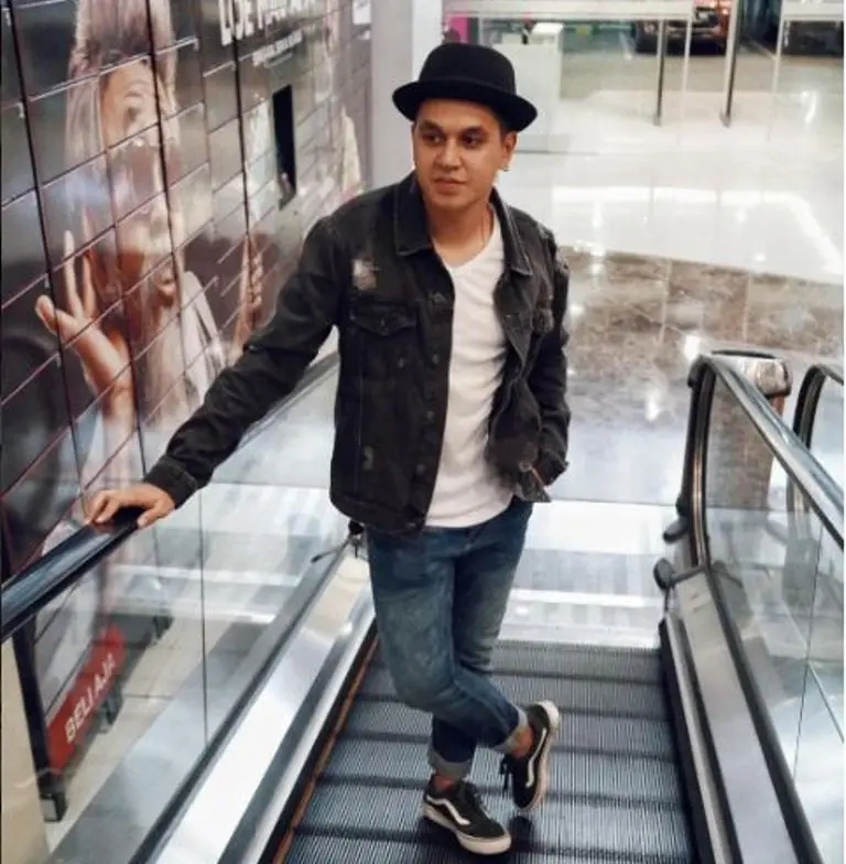 Kevin Julio tampil santai dengan kaus dan jaket (Foto: Instagram)