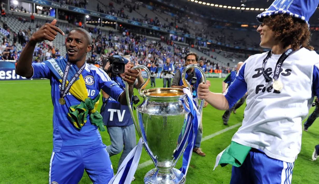 Selebrasi bek Chelsea, David Luiz (kanan) dan Ramires dengan trofi juara setelah mengalahkan Bayern Munchen pada laga final Liga Champions 2011/2012 di Fussball Arena Stadium, Munich (19/5/2012). David Luiz yang pernah membela Chelsea dalam dua periode berbeda, 2010/2011 hingga 2013/2014 dan 2016/2017 hingga 2018/2019 mampu mempersembahkan trofi Liga Champions pada musim 2011/2012. Pada awal musim 2019/2020 ia memutuskan hijrah ke Arsenal dengan nilai transfer 8,70 juta euro. (AFP/Patrik Stollarz)