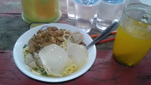 7 Aksi Kocak Orang saat Mendinginkan Makanan Ini Bikin Geleng Kepala