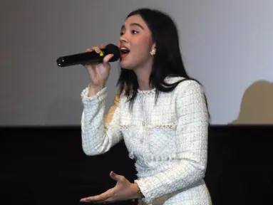 Penyanyi Lyodra Ginting bernyanyi saat konferensi pers peluncuran remake lagu 'Sang Dewi' di kawasan Thamrin, Jakarta, Kamis (11/8/2022). Lyodra Ginting secara resmi meluncurkan remake lagu lawas dan musik video 'Sang Dewi' yang berkolaborasi dengan musikus sekaligus komposer Andi Rianto. (Liputan6.com/Herman Zakharia)