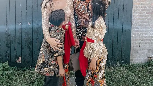 6 Potret Keluarga Jennifer Bachdim Kondangan di Jerman, Pakai Kebaya dan Batik