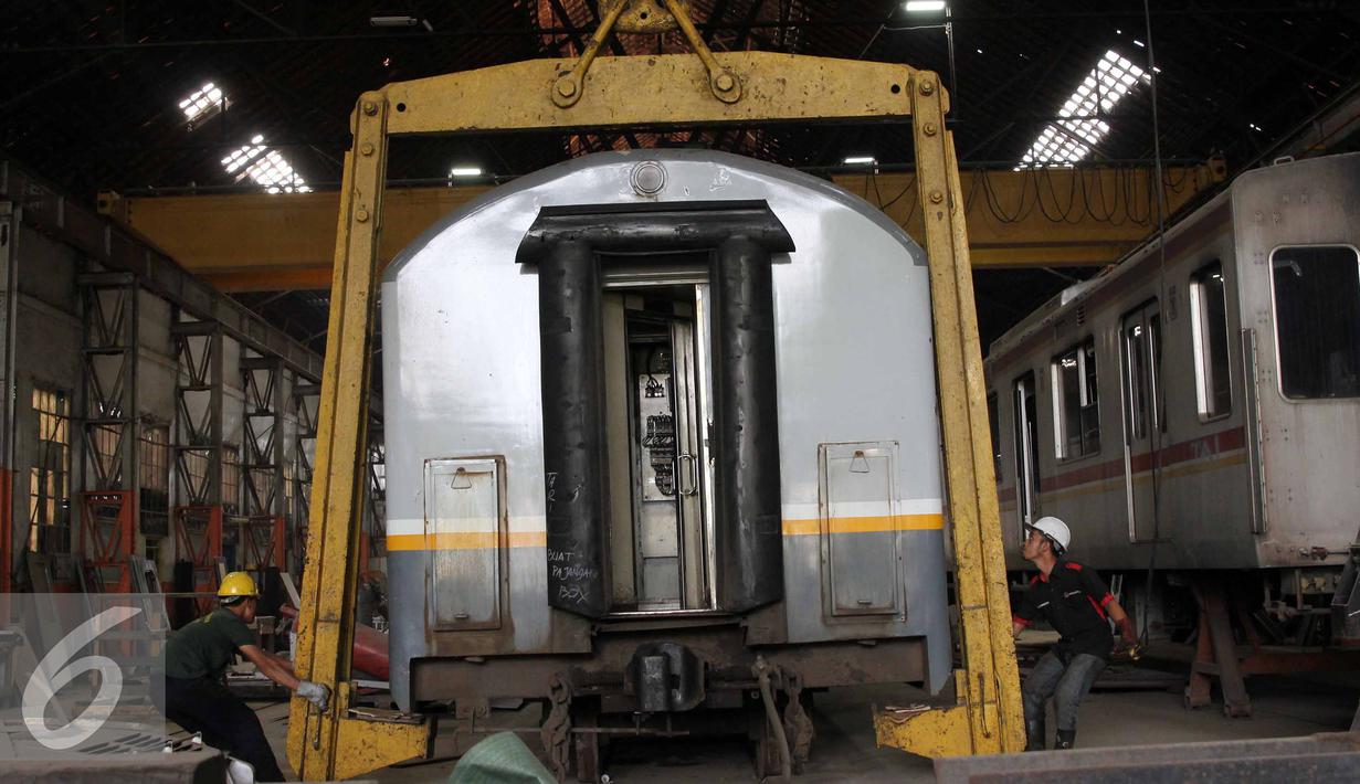 Pekerja melakukan perbaikan pada gerbong kereta api di Balai Yasa, Manggarai, Jakarta, Rabu (1/7/2015). PT KAI menyiapkan 30 perjalanan kereta api tambahan untuk mengangkut para pemudik jelang Lebaran. (Liputan6.com/Helmi Afandi)