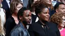 Rapper Kendrick Lamar berfoto bersama penulis Rachel Kaadzi Ghansah usai menerima penghargaan Pulitzer Prize 2018 di Universitas Columbia New York (30/5). Kendrick Lamar memenangkan Pulitzer atas albumnya DAMN. (AP/Bebeto Matthews)