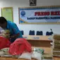 Personel BNN Riau dengan barang bukti 30 kilogram sabu yang disita dari kurir bermobil mewah. (Liputan6.com/M Syukur)