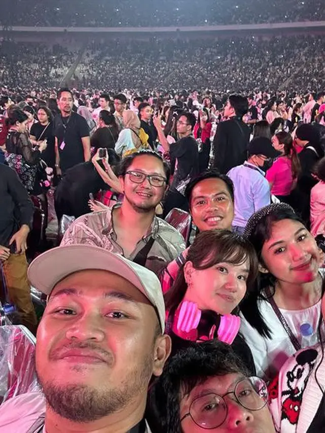 6 Potret Erina Gudono dan Kahiyang Ayu Kompak Nonton Blackpink, Penampilannya Disorot