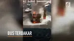 Penumpang berlarian saat api kian besar membakar sebuah bus.