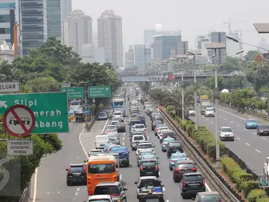 Ratusan antrian kendaraan mengalami kemacetan saat melintas di jalan tol Jakarta, Rabu (30/9/2015). Jasa Marga mencatat volume kendaraan yang melewati seluruh ruas jalan tol yang dikelola BUMN Tol ini mengalami peningkatan. (Liputan6.com/Angga Yuniar)