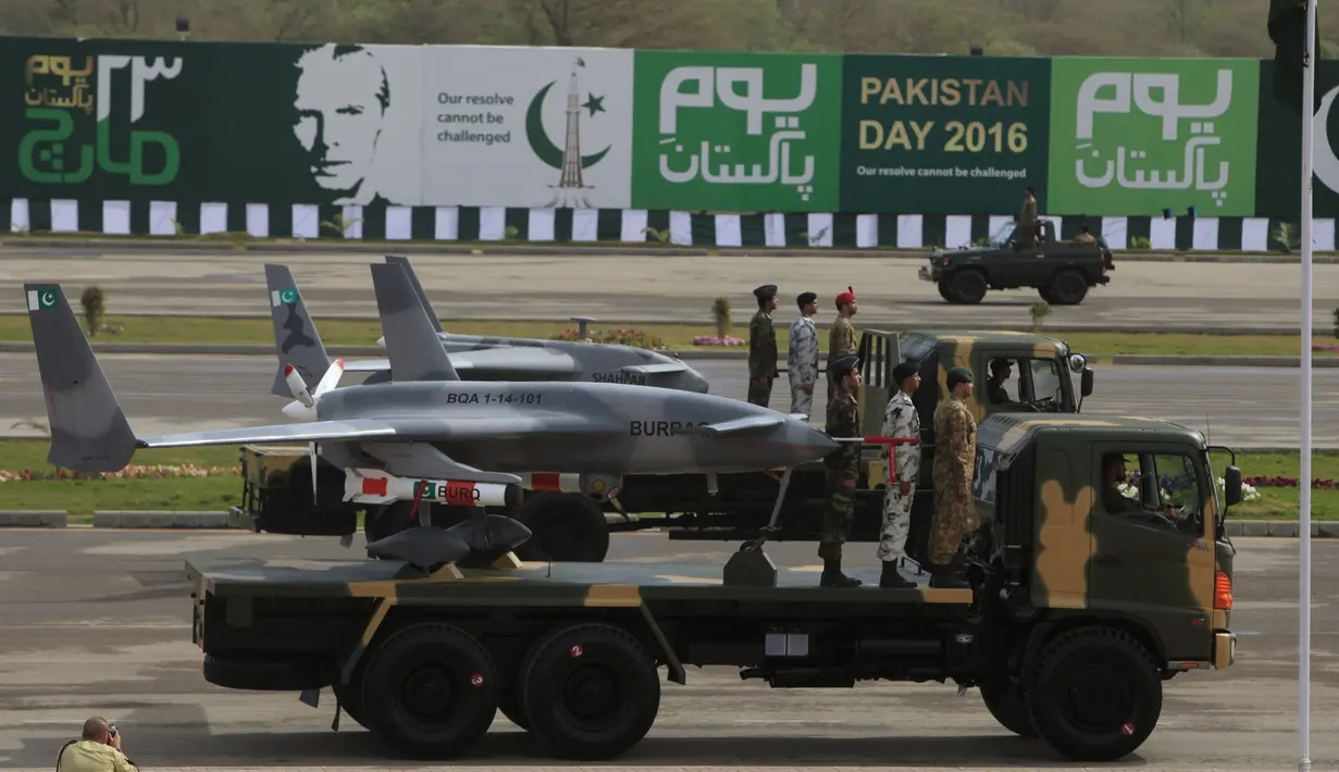 Pesawat tak berawak Burraq ditampilkan saat parade Pakistan Day di Islamabad, (23/3). Pakistan Day dijadikan hari libur nasional oleh Pemerintah Pakistan. (REUTERS / Faisal Mahmood)