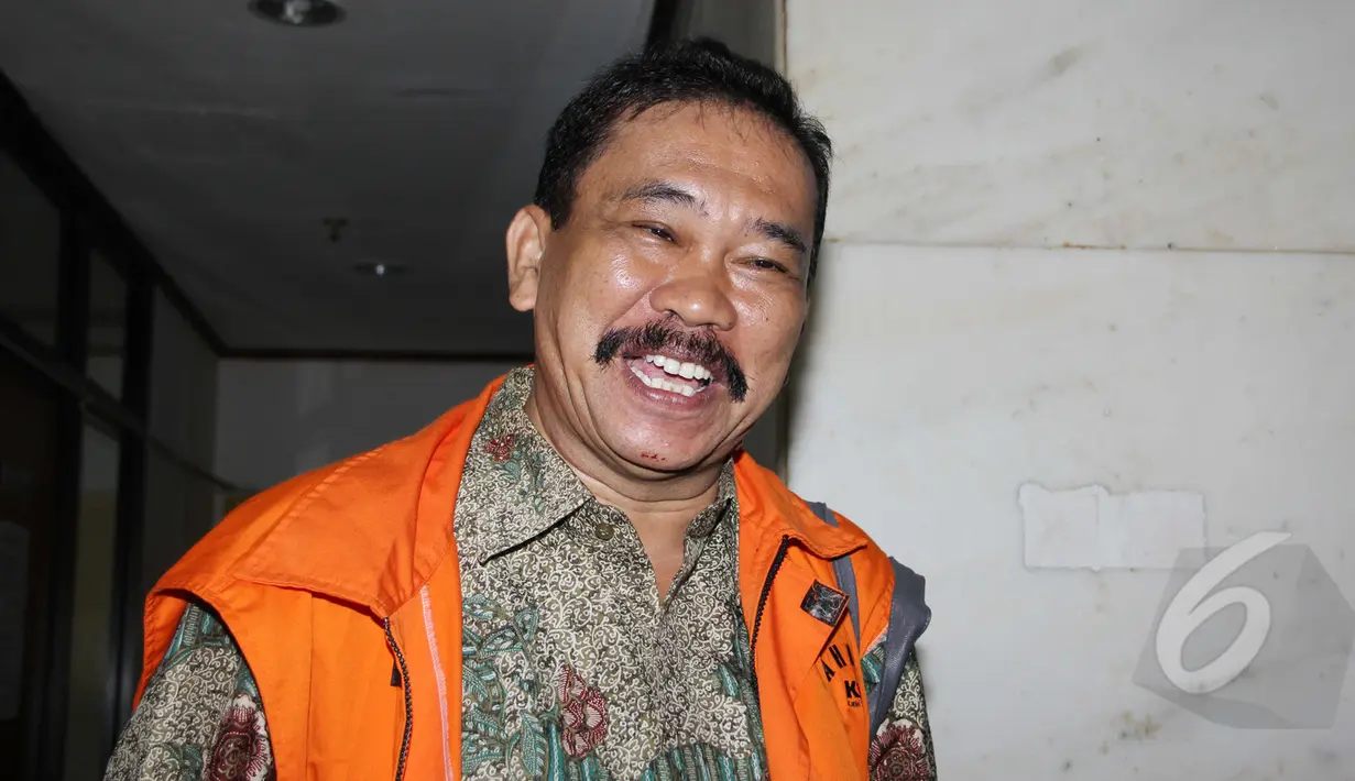 Bupati Tapanuli Tengah non aktif Raja Bonaran Situmeang usai menjalani sidang lanjutan di Pengadilan Tipikor, Jakarta, Senin (16/3/2015). Majelis hakim menolak nota keberatan (eksepsi) Bonaran atas dakwaan Jaksa KPK. (Liputan6.com/Helmi Afandi)