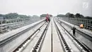 Suasana proyek pembangunan Light Rail Transit (LRT) Jabodebek di Stasiun LRT TMII, Jakarta, Senin (14/1). Progres pembangunan Stasiun LRT TMII ditargetkan selesai pada akhir April 2019. (Liputan6.com/Faizal Fanani)