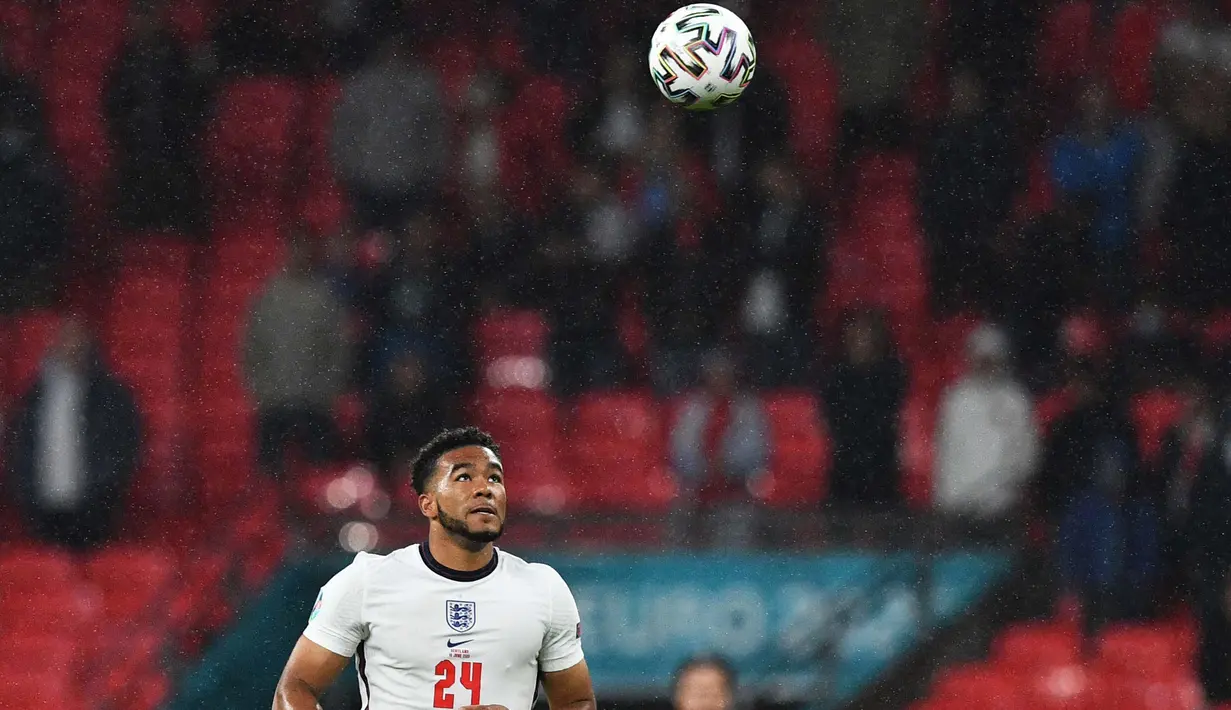 Reece James yang tampil apik bersama Chelsea membawa trofi Liga Champions telah membela Timnas Inggris satu kali dengan tampil penuh 90 menit saat melawan Skotlandia di fase grup Piala Eropa 2020. (Foto: AFP/Pool/Justin Tallis)