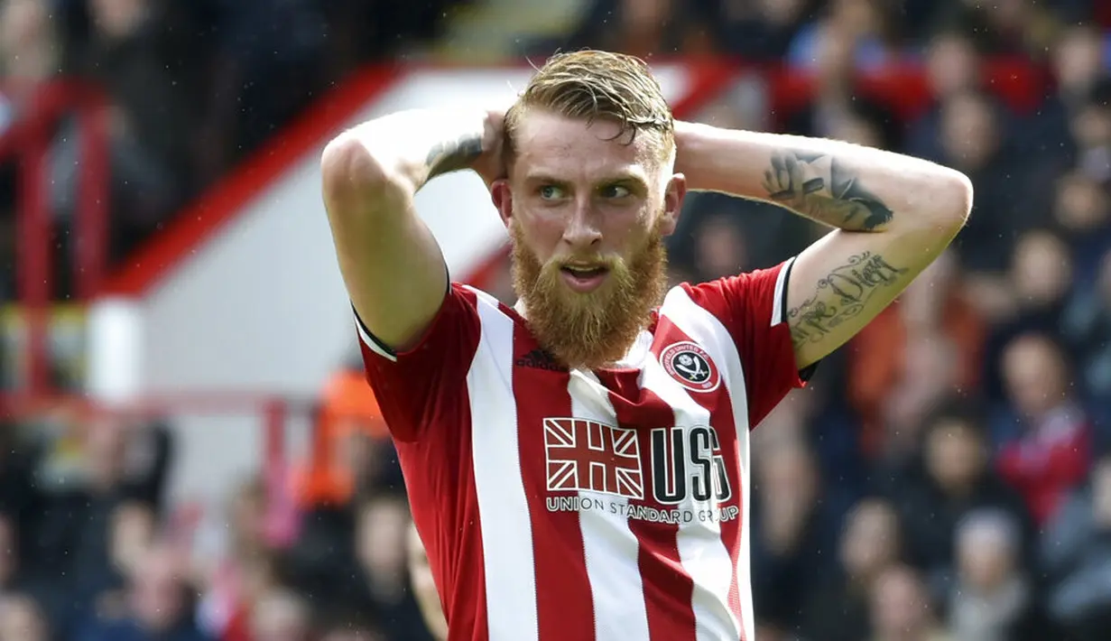 Pemain Sheffield United, Oliver McBurnie, tampak kecewa usai gagal membobol gawang Liverpool pada laga Premier League di Stadion Bramall Lane, Sabtu (28/9). Liverpool menang 1-0 atas Sheffield United. (AP/Rui Vieira)