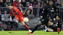 Gelandang Bayern Muenchen, Marcel Sabitzer (kiri) mengumpan bola saat bertanding melawan Eintracht Frankfurt pada pertandinga Bundesliga di Allianz Arena di Munich, Jerman, Sabtu, 28 Januari 2023. Manchester United resmi mengumumkan peminjaman Sabitzer dari Muenchen sampai akhir musim pada detik-detik akhir tenggat waktu penutupan jendela transfer musim dingin. (AP Photo/Alexandra Beier)