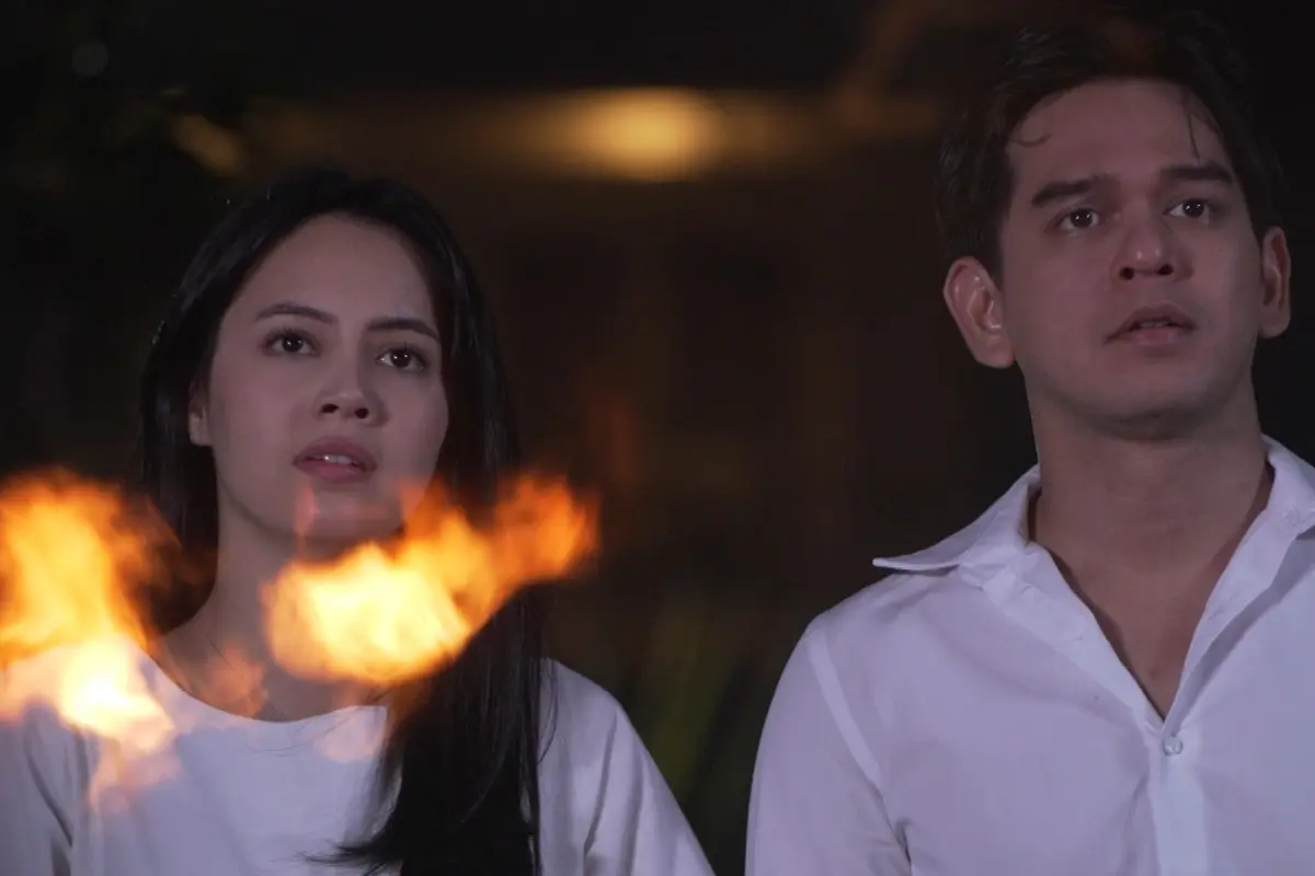 Di Antara Dua Cinta