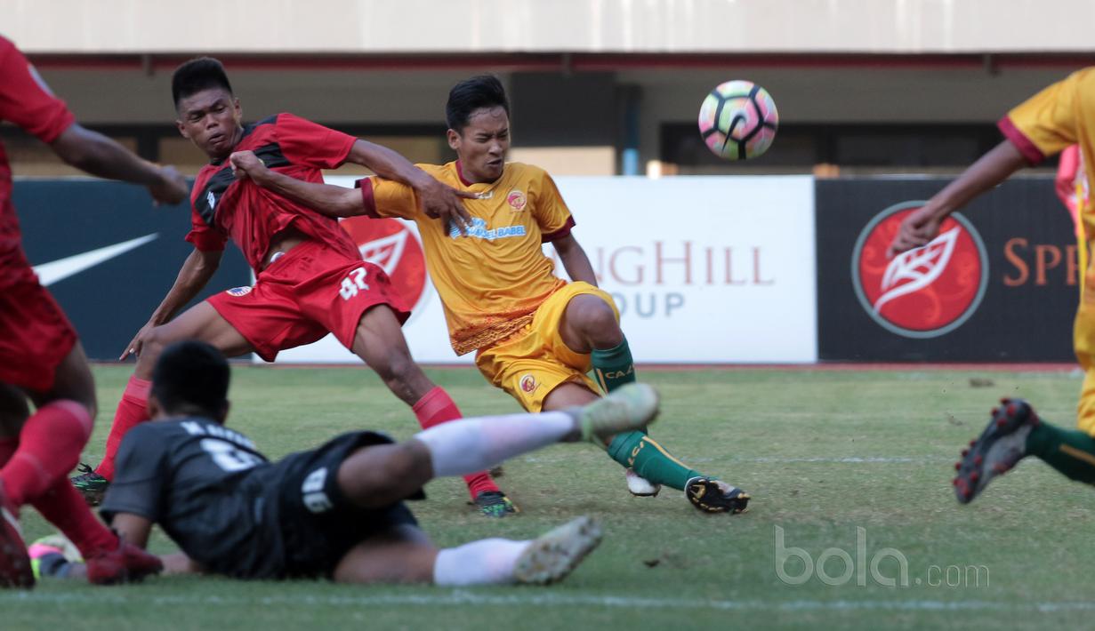Pemain Sriwijaya FC U-19 , Adistya Wicaksana (kanan) saat mencetak gol ke gawang  Persija Jakarta U-19 pada laga perdana Liga 1 U-19 di Stadion Patriot, Bekasi, Sabtu (8/7/2017). Persija U19 bermain imbang 1-1. (Bola.com/Nicklas Hanoatubun)