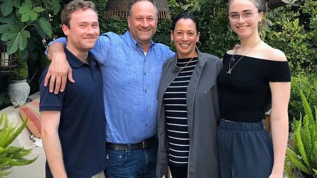 Cole Emhoff, Doug Emhoff, Kamala Harris, dan Ella Emhoff. (Instagram/ kamalaharris)