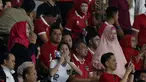 Momen Azizah Salsha (tengah bawah) saat memberikan isyarat cinta berupa kecupan jauh kepada suaminya, Pratama Arhan, yang merupakan bek Timnas Indoneisa U-23 setelah mencetak gol ke gawang Turkmenistan dalam pertandingan grup K Kualifikasi Piala Asia U-23 2024 yang berlangsung di Stadion Manahan, Solo, Selasa (12/9/2023). (Bola.com/Arief Bagus)
