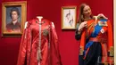 Pameran ini menyoroti gaya khas Inggris Ratu Elizabeth II berikut perannya dalam diplomasi melalui fashion selama 70 tahun masa jabatannya. Tampak dalam foto, seorang anggota staf Royal Collection Trust menyesuaikan tunik seragam Kolonel Kepala Grenadier Guards yang dikenakan oleh Ratu Elizabeth II, yang dipamerkan di pameran 'Queen Elizabeth II: Her Life in Style', di The King's Gallery, Istana Buckingham, London, Inggris, Kamis 9 April 2026. (AP Photo/Kirsty Wigglesworth)
