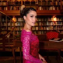 Penampilannya kali ini semakin flawless berkat makeup tangan dingin dari @philipekarunia yang menonjolkan fitur wajah Cinta dengan riasan elegan nan soft glam. Rambutnya ditata anggun oleh @hairbyranggayusuf dalam sanggul modern yang dipercantik dengan aksesori keemasan, memberikan aura bangsawan yang begitu kuat. Gaya ini dikurasi apik oleh stylist andal @elcofrebliaman, dengan detail fashion yang mencerminkan kekuatan karakter perempuan masa kini yakni independen dan berkelas. [@philipekarunia].