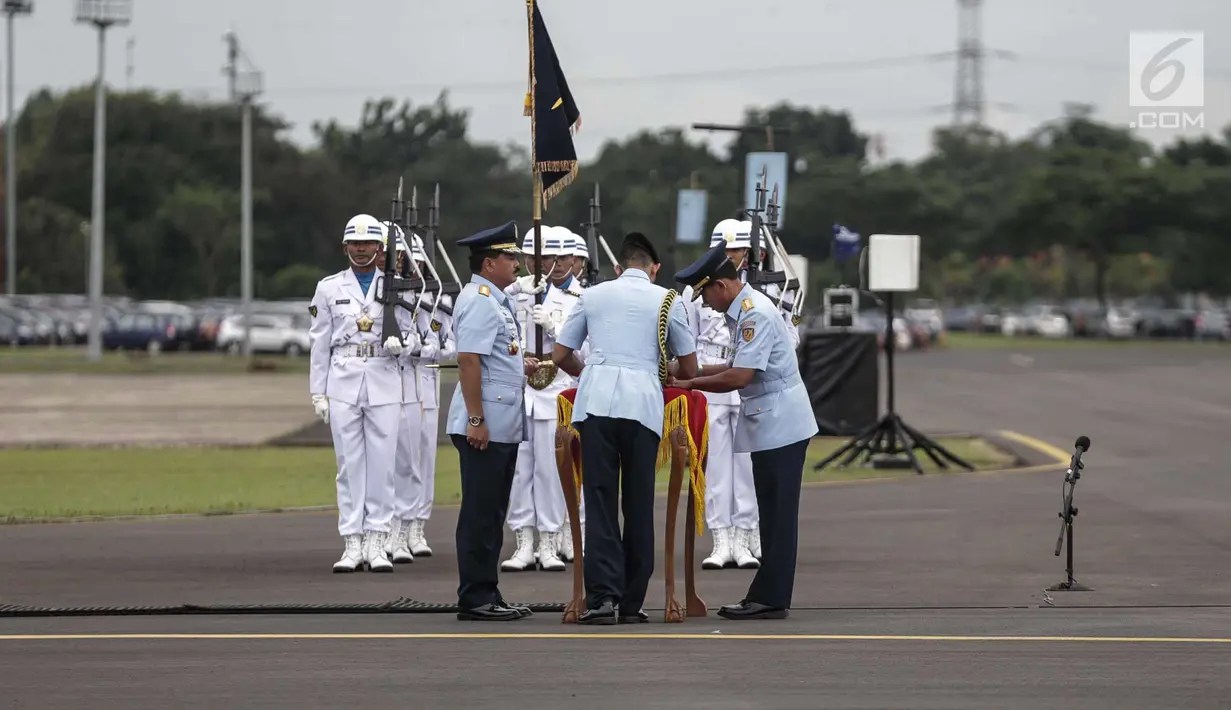 Marsekal TNI Yuyu Sutisna (kanan) menandatangani dokumen serah terima jabatan KSAU di Lapangan Udara Halim Perdanakusuma, Jakarta, Jumat (19/1). (Liputan6.com/Faizal Fanani)